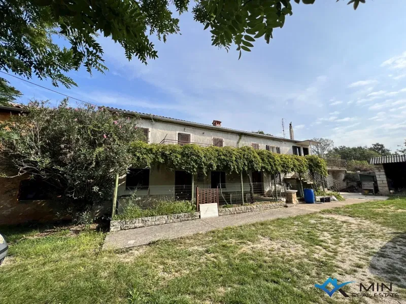 Old family estate for renovation in Plovania – 2