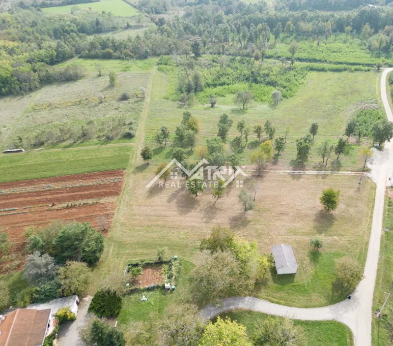 Poreč okolica, građevinsko zemljište pravilnog oblika – 3