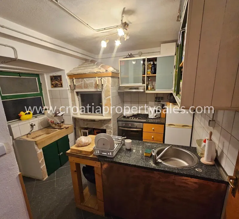 Kastela, old stone house for sale, 300.000 € – 2