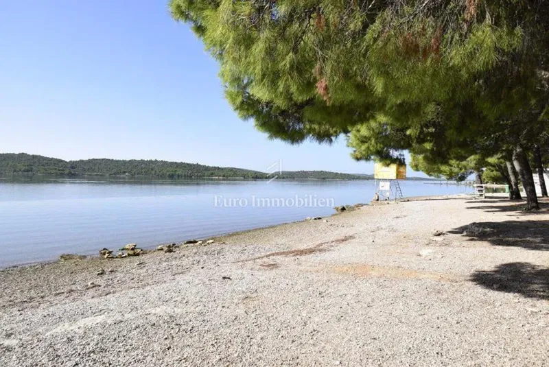 Atraktivno građevinsko zemljište u blizini plaže - Pirovac