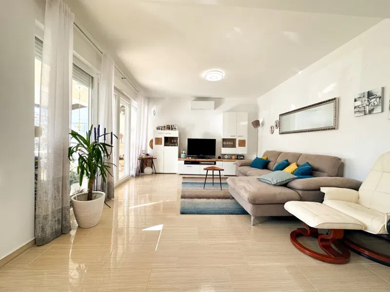 Beautiful apartment with a large garden, Poreč area – 2