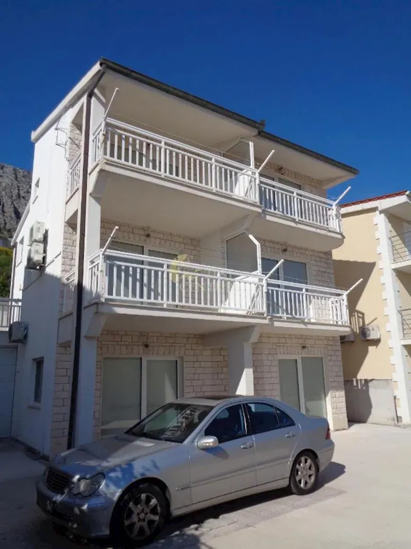 ***Apartmanska kuća sa 6 apartmana i dvosobnim stanom***