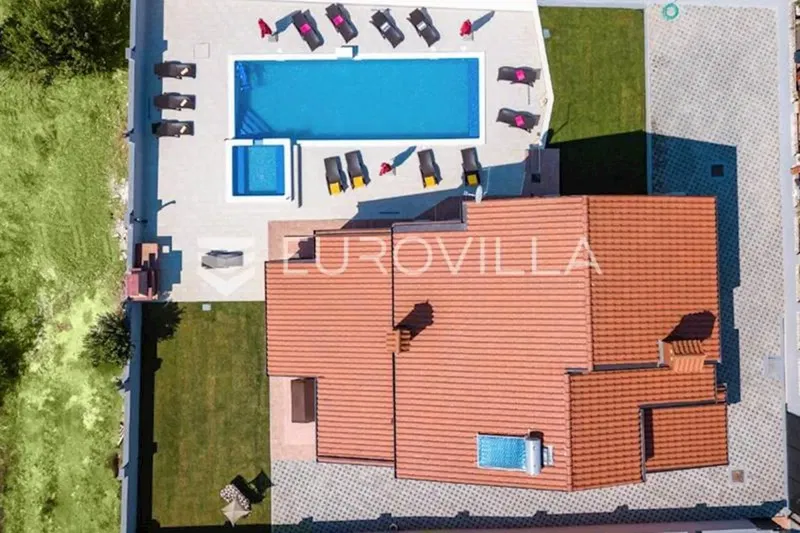 Pula, Valdebek - detached house with a swimming pool and a nice garden, 386 m² – 2