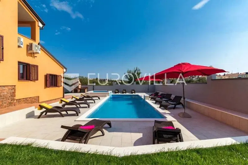 Pula, Valdebek - detached house with a swimming pool and a nice garden, 386 m² – 3