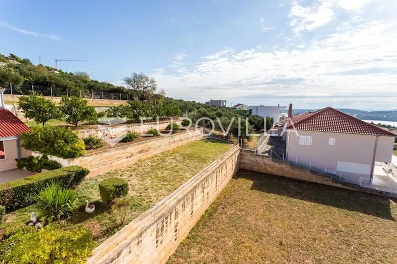 Surroundings of Trogir, apartment house with building plot – 3