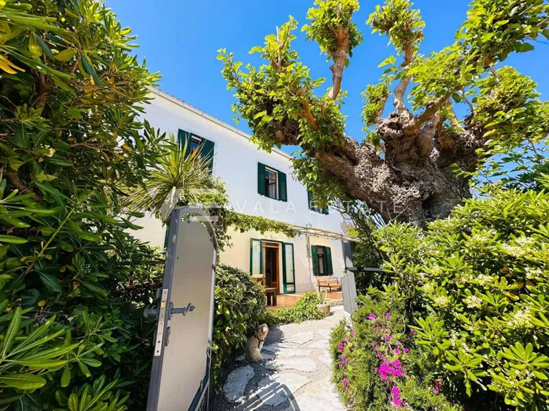 RENOVATED STONE HOUSE IN THE FIRST ROW TO THE SEA AND BEACH – 2