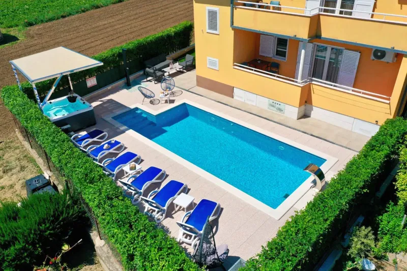 Villa with pool – 2