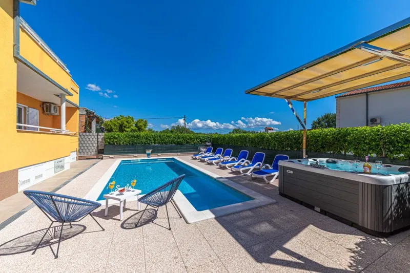 Villa with pool – 3