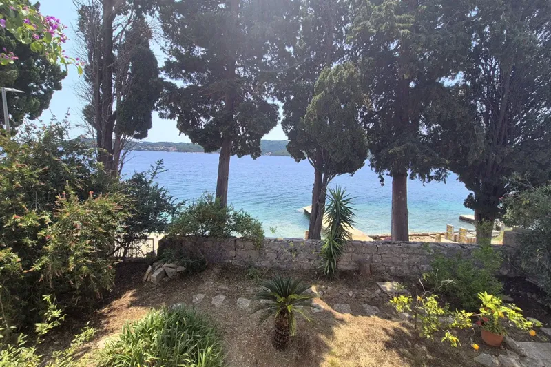 Two houses on a spacious plot by the sea – 3