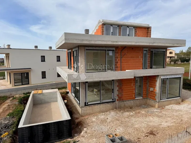 VILLA MODERNA CON PISCINA, A 4 KM DAL MARE – 3