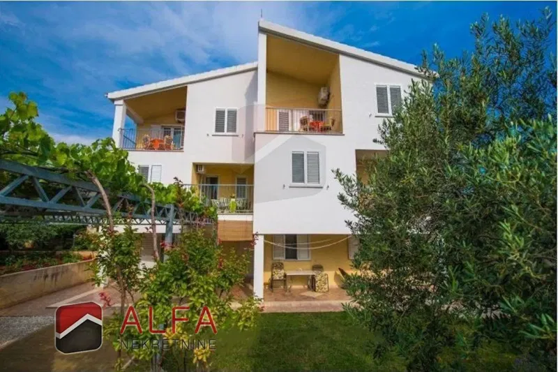 Croazia, Žaborić, casa con 5 appartamenti in vendita, a 150 m dal mare ​ – 2