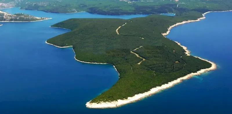 Veće građevinsko zemljište s pogledom na more