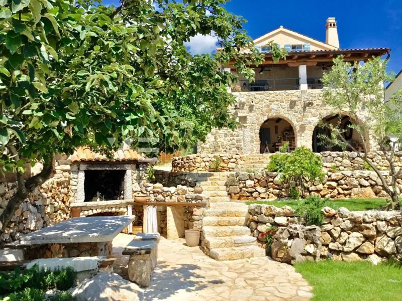 VILLA RUSTICA IN PIETRA CON PISCINA E AMPIO GIARDINO – 2