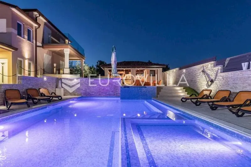 Valtura, a luxury villa with a heated pool and a large garden, a rarity on the market – 3