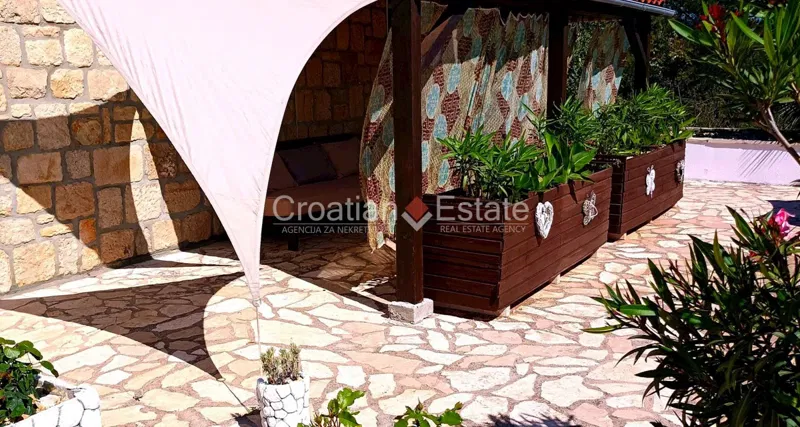 Solta Island – Apartment house with sea view and pool, for sale – 2