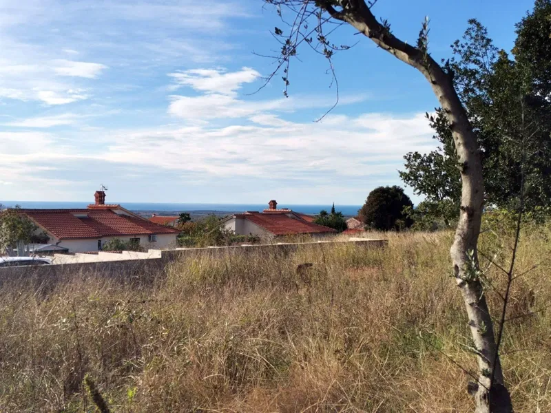 P-690  građevinsko zemljište, samo cca 6 km od mora, mirna lokacija, pogled na more, prodaja.