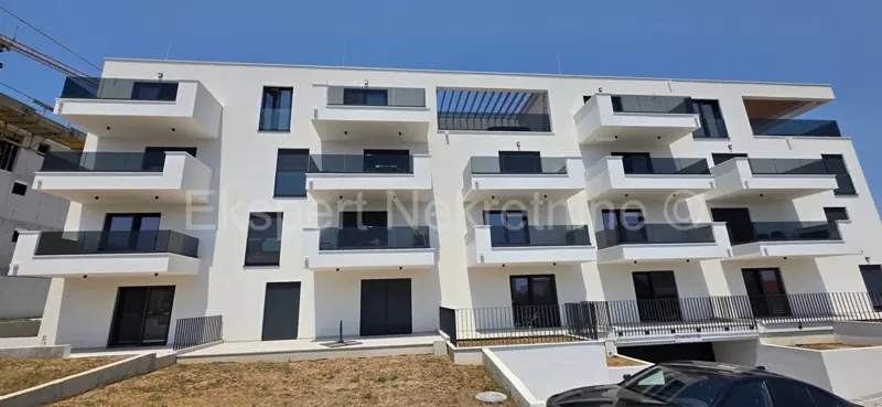 Čiovo, Okrug.G., comfortable 2-bedroom apartment 95 m2, garage space, storage room – 2