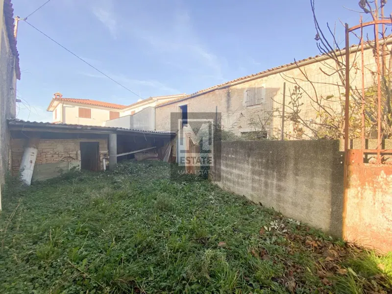 Poreč, surroundings, Three houses for renovation – 2