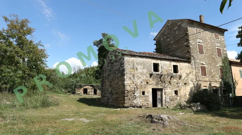 Grožnjan 3 km, autohtona kamena kuća sa svim priključcima i okućnicom