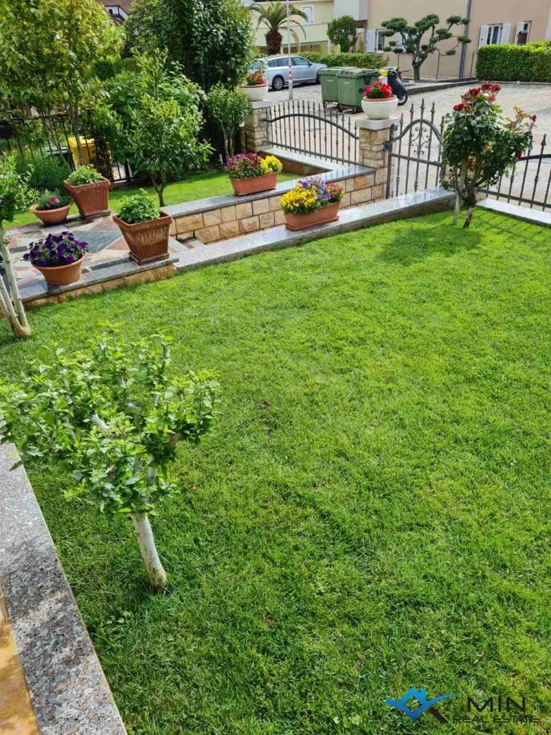 Apartment with a nicely decorated garden in Novigrad – 2