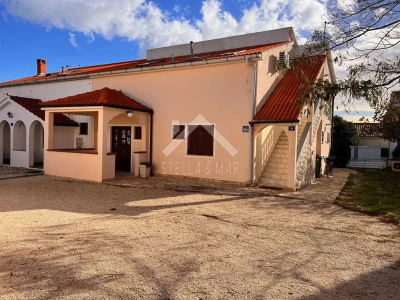 House with 3 apartments in the center of Vir - Vir – 2