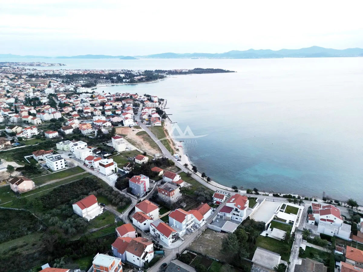 ZADAR - DIKLO - GRAĐEVINSKO ZEMLJIŠTE 875 M2 - 150 M DO PLAŽE - 262.500 €
