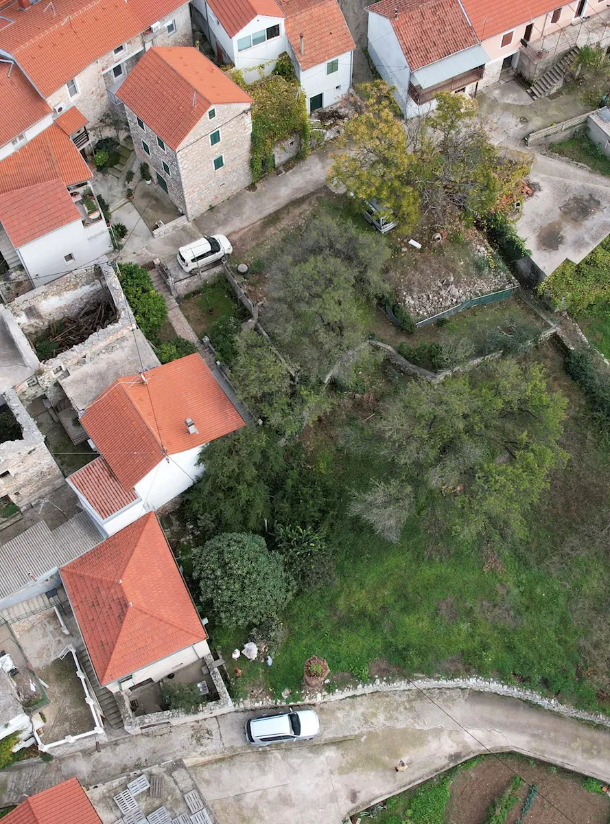 Kuća s vrtom na otoku Hvaru za renoviranje