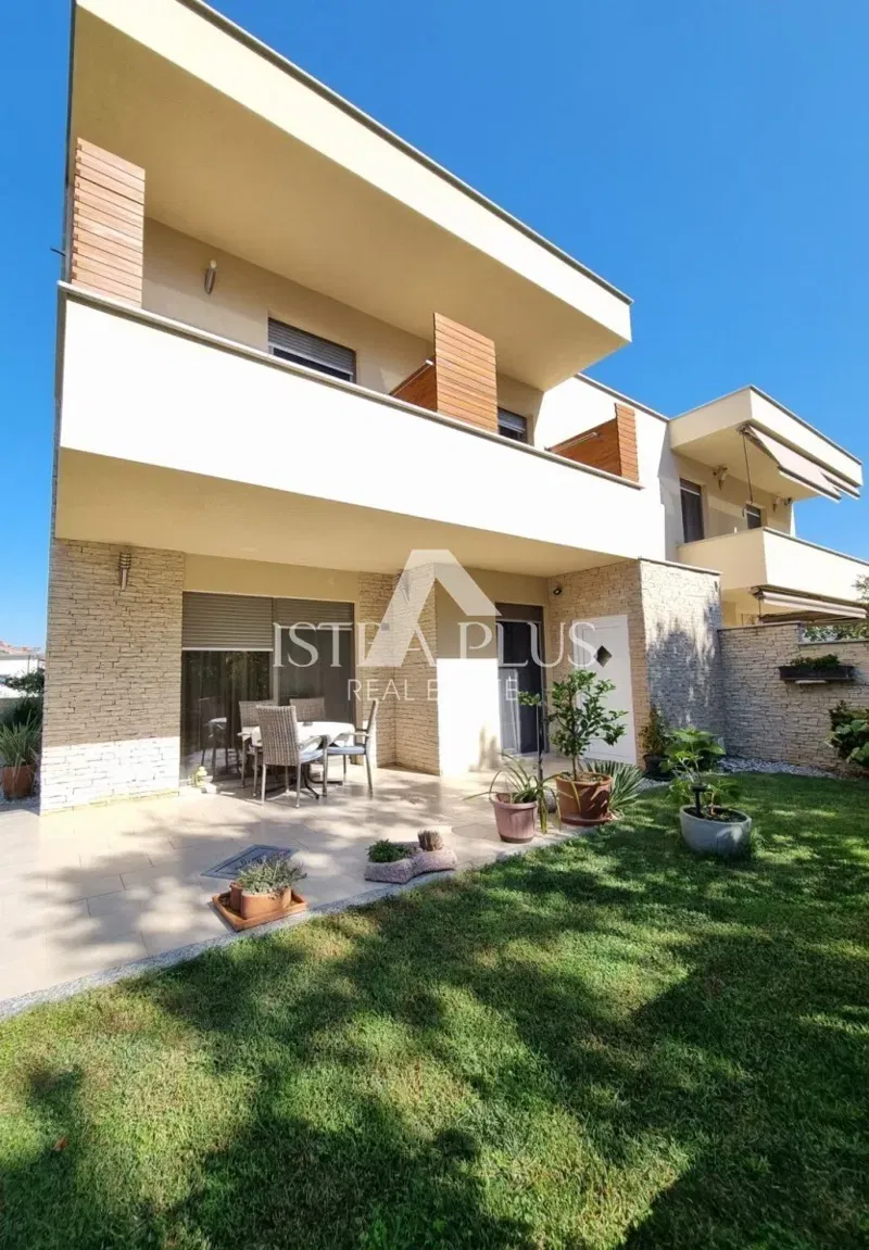 Casa bifamiliare con due appartamenti nel centro più ampio di Parenzo – 2