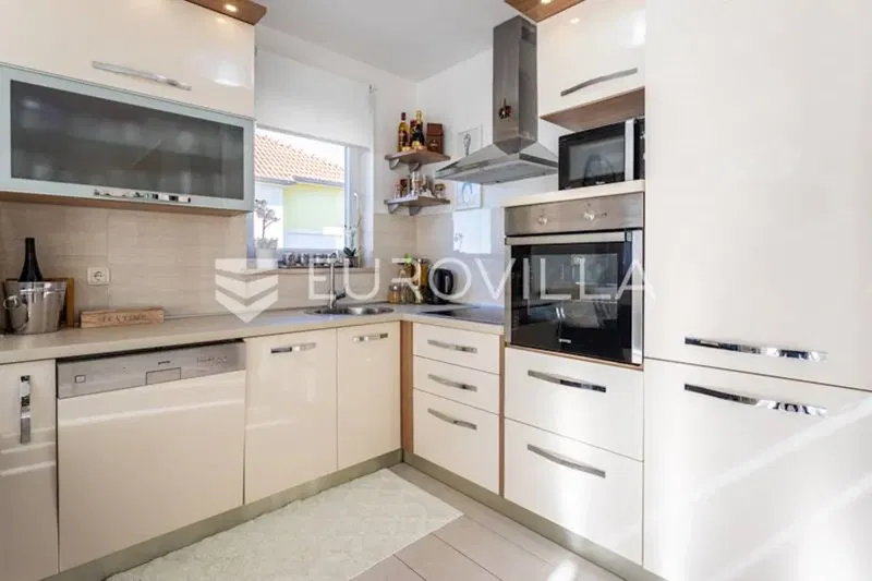 Zadar, Plovanija, three-room apartment for long-term rent – 3