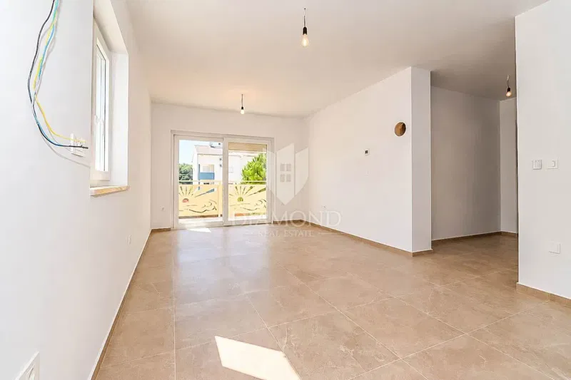 Spacious and bright apartment in a new building with an elevator! Stinjan! – 2