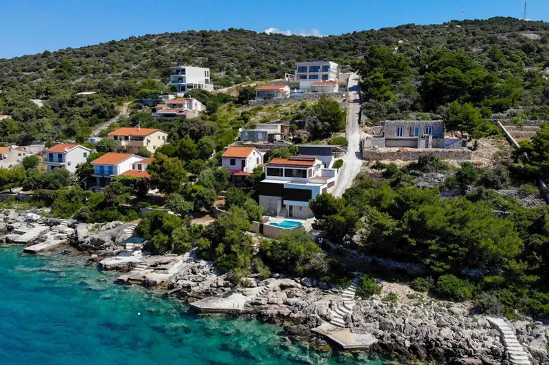 Modern villa in the first row to the sea – 3