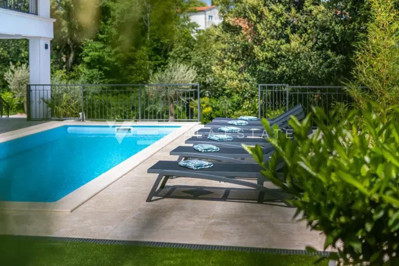 VILLA DI LUSSO CON PISCINA IN UNA POSIZIONE ATTRAENTE – 2