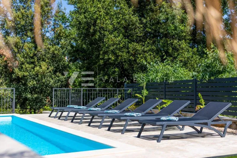 VILLA DI LUSSO CON PISCINA IN UNA POSIZIONE ATTRAENTE – 3