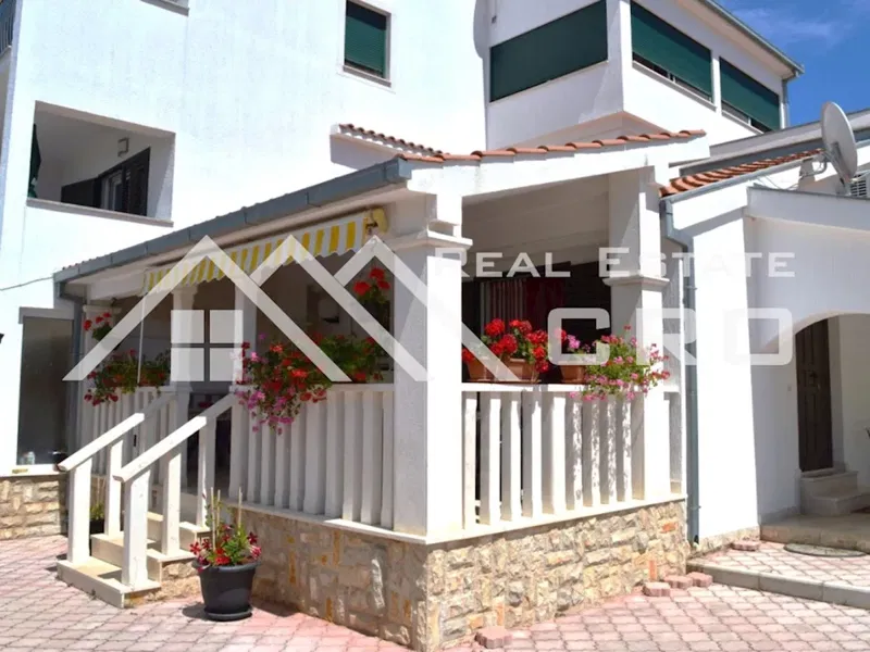 Immobili Trogir - Villa spaziosa con appartamenti ben arredata per turismo, dintorni di Trogir, in vendita – 2