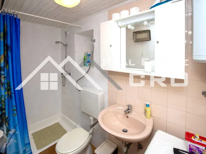 Ingatlan Trogir - Felújított kőház a sétány közelében, sok stranddal, turisztikai üdülőhelyen, nem messze Trogirtól, eladó – 3