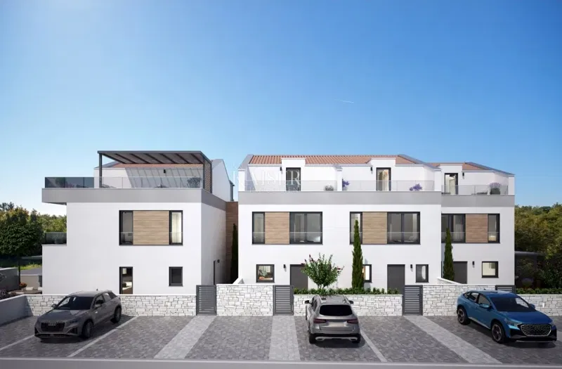 Isztria - Poreč, új sorház udvarral – 2