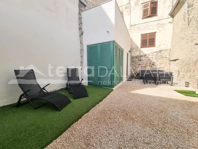 Tisno, a beautiful stone house with a courtyard, first row to the sea – 2