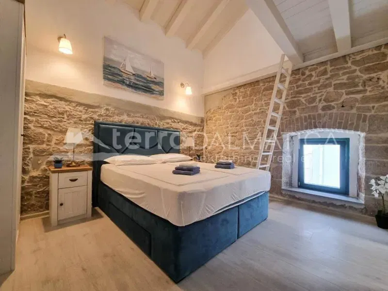 Tisno, a beautiful stone house with a courtyard, first row to the sea – 3