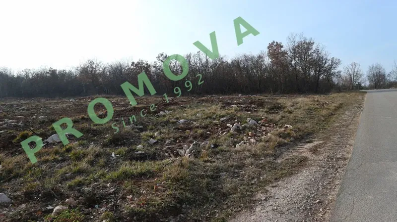 Buje - Kaštel,poljoprivredna parcela 700 m2, blizu građevinske zone