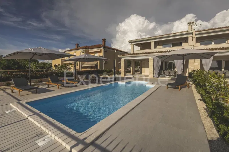 Umago - a circa 1.000 m dalla spiaggia, villa mediterranea con piscina! – 2