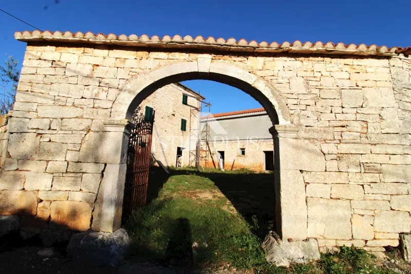 Property with 3 houses for adaptation - around Poreč – 2