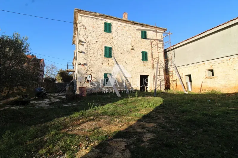 Property with 3 houses for adaptation - around Poreč – 3