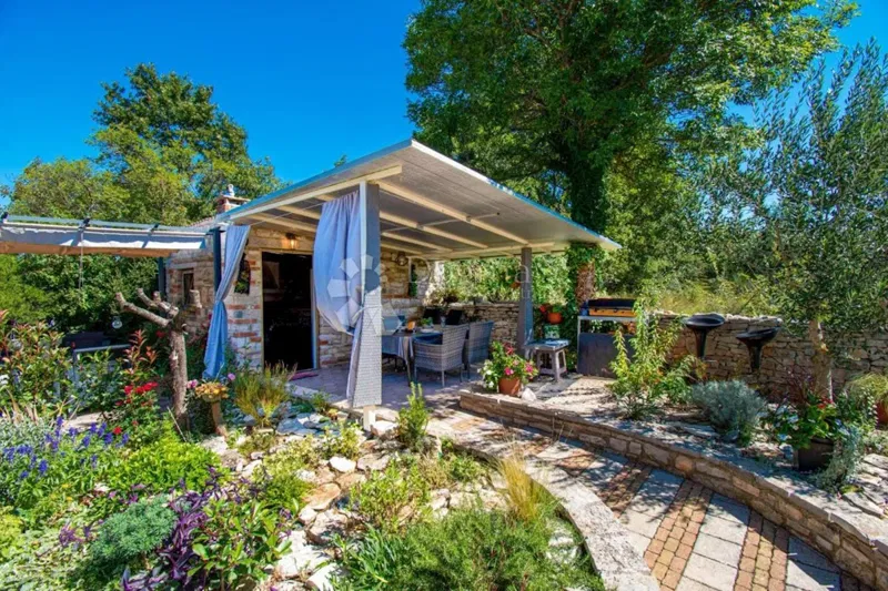 CASA CON PISCINA E TAVERNA – 2