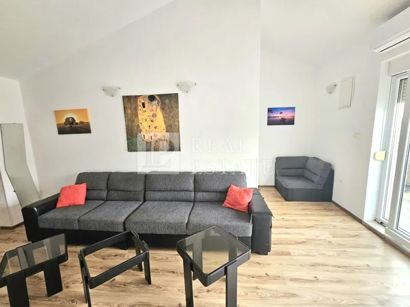 NOVI VINODOLSKI - dva uređena stana površine 124 m2 – 2