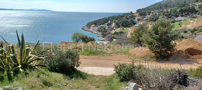 Brač, Nerežišća, grad. land 1307 m2, only 130 m from the sea – 2