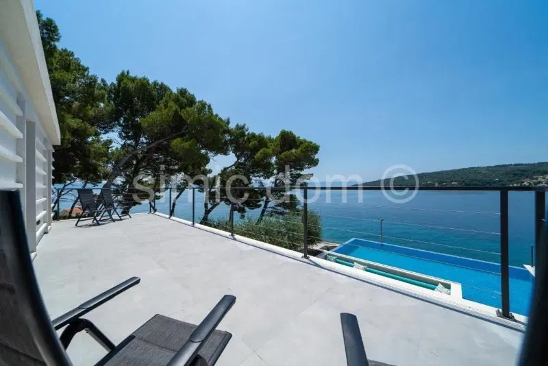 Villa for sale on Brac, first row to the sea – 2