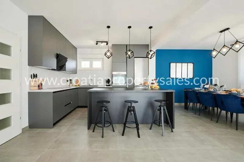Kastela, villa for sale, 800.000 € – 2