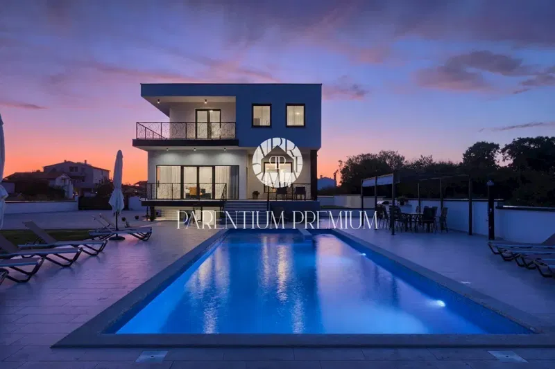 Oasi di eco-lusso: villa autosufficiente dal design imponente e ampio cortile – 2