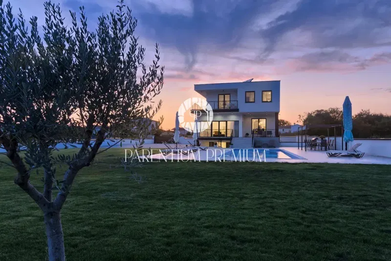 Oasi di eco-lusso: villa autosufficiente dal design imponente e ampio cortile – 3