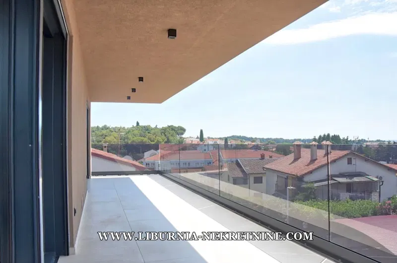 Istria, Porec. Exclusive penthouse apartment with roof terrace, garage, elevator, open sea view, 500 meters close to sea. – 2